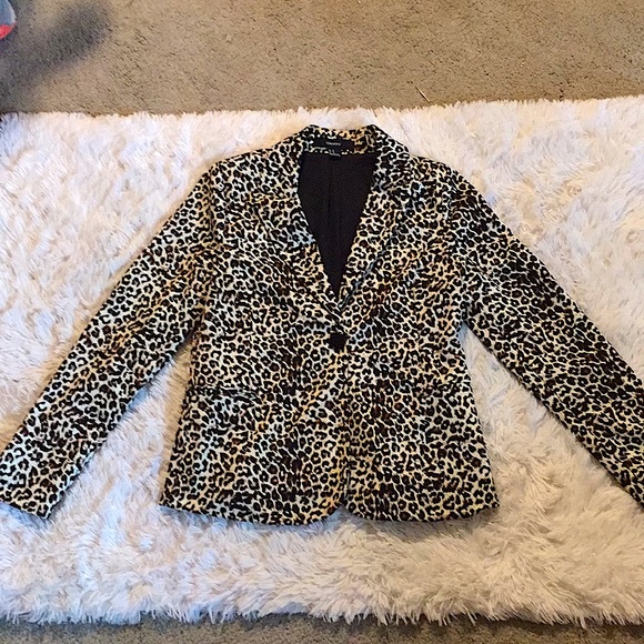 BEAUTIFUL TAILORED ANIMAL PRINT BLAZER. - Picture 2 of 7
